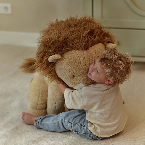 Peluche Leão 60 cm Little Dutch em poliéster macio, com juba volumosa e expressão amigável, adequado desde o nascimento.