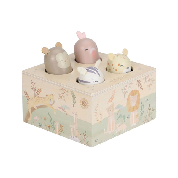Brinquedo Pop Up Safari Friends em madeira, com animais que saltam ao pressionar, desenvolvido para estimular a coordenação motora e a descoberta.