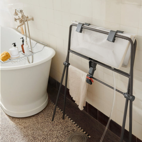 Conjunto Stokke® Flexi Bath® com banheira dobrável, suporte para recém-nascido e suporte para banheira, ideal para um banho confortável e seguro desde o nascimento. Sandy Beige