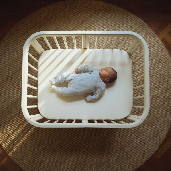 Berço Stokke® Nighti™ Mini em madeira de faia para recém-nascido cor vanilla white