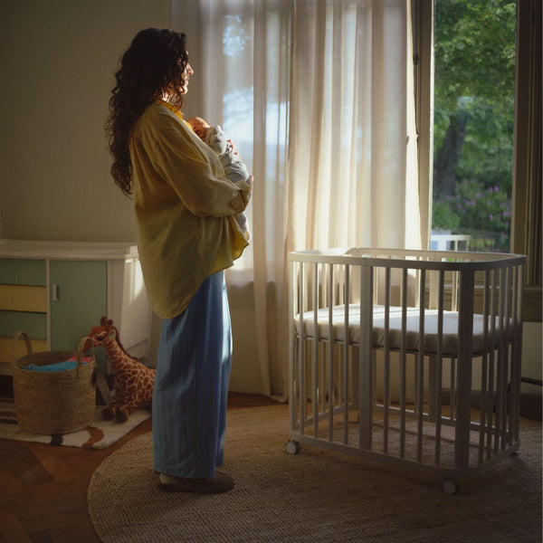 Berço Stokke® Nighti™ Mini em madeira de faia para recém-nascido cor vanilla white