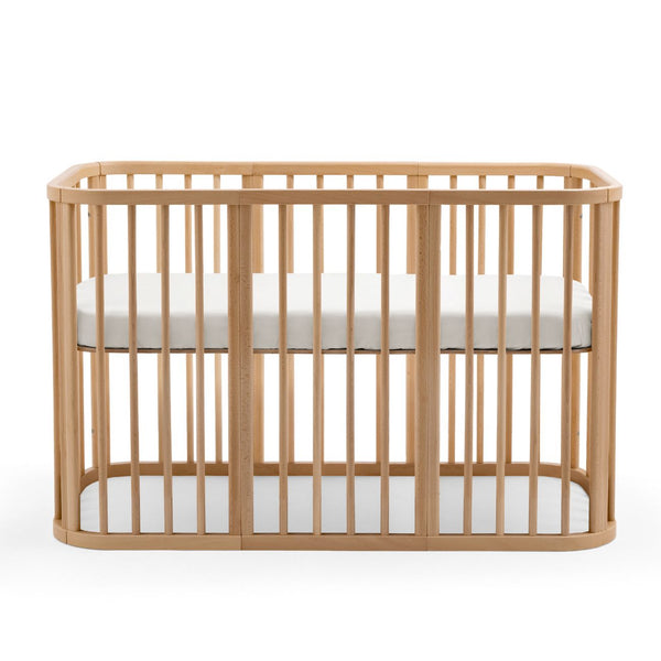 Stokke Nighti Convertible Cot Bed em madeira com colchões, lençóis e kit de extensão para bebé até aos 5 anos natural