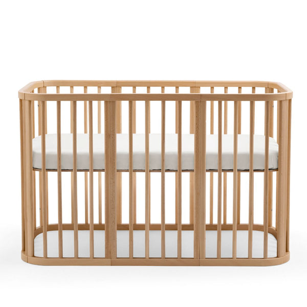 Colchão Stokke Nighti Bed 60x120 cm firme e respirável, com malha 3D, capa removível e lavável até 60 °C.
