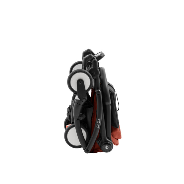 Carrinho Stokke YOYO⁵ + Ninho desde o nascimento, com posição totalmente deitada, dobragem ultracompacta com uma mão, suspensão nas quatro rodas e conjunto de assento incluído.
Berry