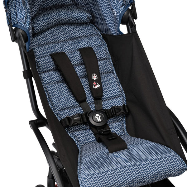 Carrinho Stokke YOYO³ compacto e ultraleve ideal para viagens e cabine de avião estrutura preta cor air france blue