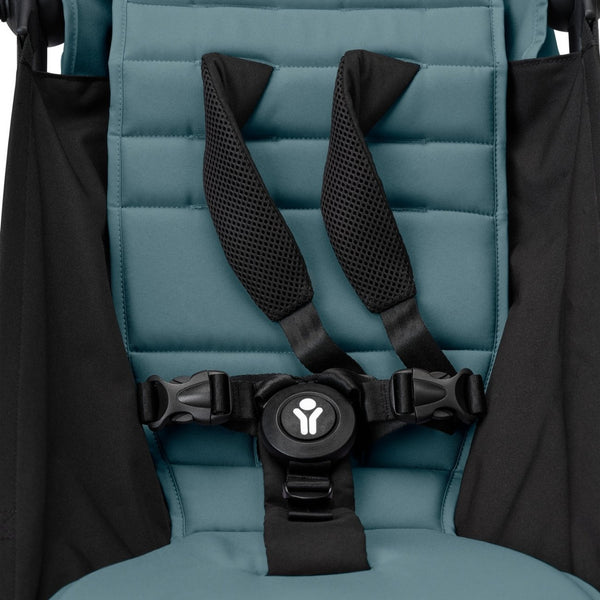 Carrinho Stokke YOYO³ compacto e ultraleve ideal para viagens e cabine de avião estrutura preta cor aqua