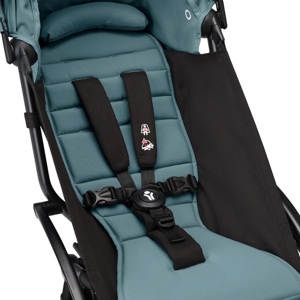 Carrinho Stokke YOYO³ compacto e ultraleve ideal para viagens e cabine de avião estrutura preta cor aqua