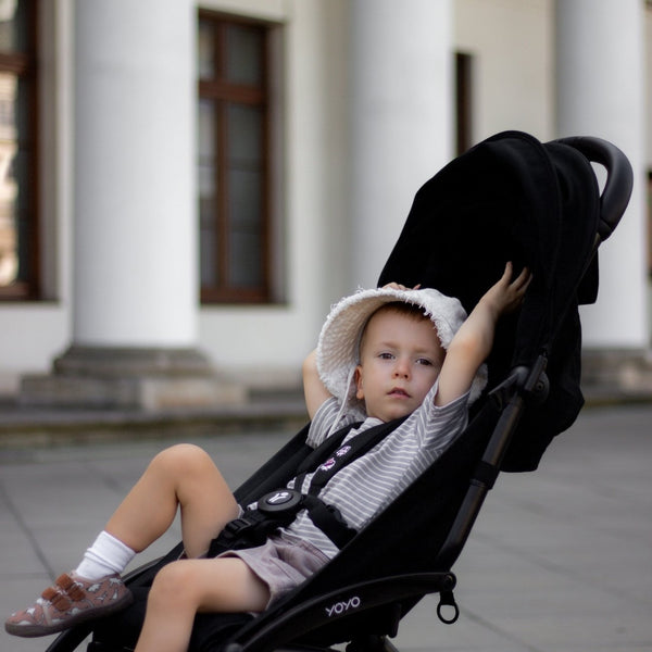 Carrinho Stokke YOYO³ compacto e ultraleve ideal para viagens e cabine de avião estrutura preta cor preto