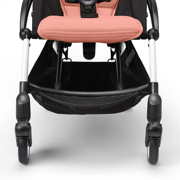 Carrinho Stokke YOYO³ compacto e ultraleve ideal para viagens e cabine de avião estrutura preta cor ginger