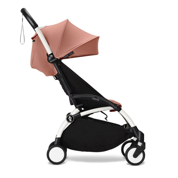 Carrinho Stokke YOYO³ compacto e ultraleve ideal para viagens e cabine de avião estrutura preta cor ginger