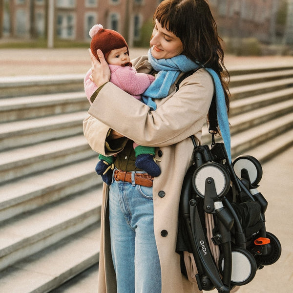 Carrinho Stokke YOYO³ compacto e ultraleve ideal para viagens e cabine de avião estrutura preta cor olive