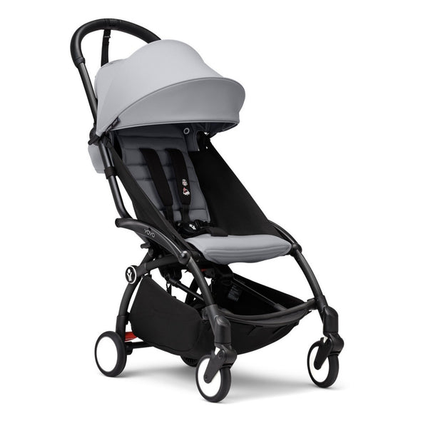 Carrinho Stokke YOYO³ compacto e ultraleve ideal para viagens e cabine de avião estrutura preta cor stone