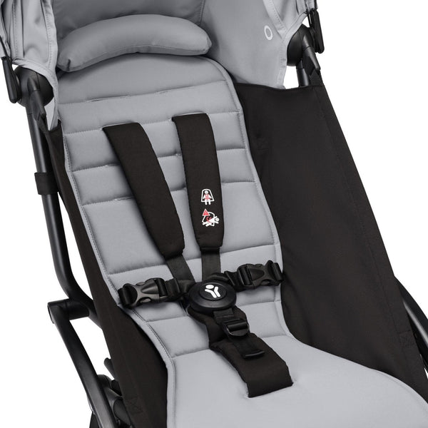 Carrinho Stokke YOYO³ compacto e ultraleve ideal para viagens e cabine de avião estrutura preta cor stone