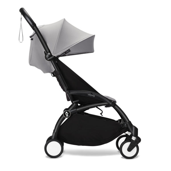 Carrinho Stokke YOYO³ compacto e ultraleve ideal para viagens e cabine de avião estrutura preta cor stone