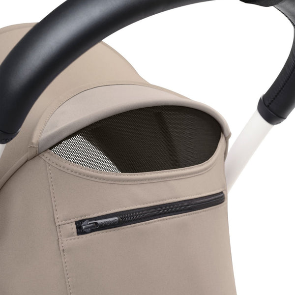 Carrinho Stokke YOYO³ compacto e ultraleve ideal para viagens e cabine de avião estrutura preta cor taupe