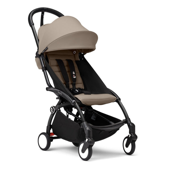 Carrinho Stokke YOYO³ compacto e ultraleve ideal para viagens e cabine de avião estrutura preta cor taupe