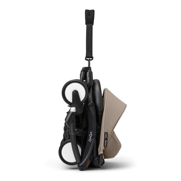 Carrinho Stokke YOYO³ compacto e ultraleve ideal para viagens e cabine de avião estrutura preta cor taupe