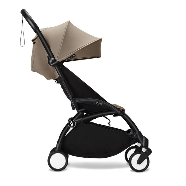 Carrinho Stokke YOYO³ compacto e ultraleve ideal para viagens e cabine de avião estrutura preta cor taupe