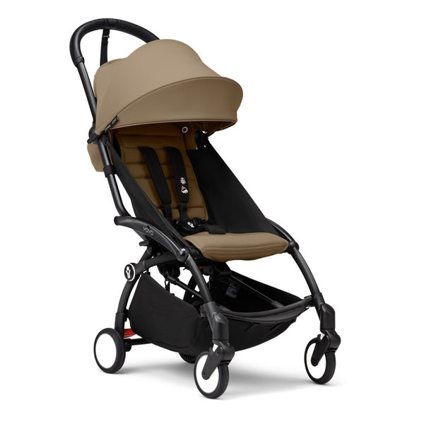 Carrinho Stokke YOYO³ compacto e ultraleve ideal para viagens e cabine de avião estrutura preta cor toffee
