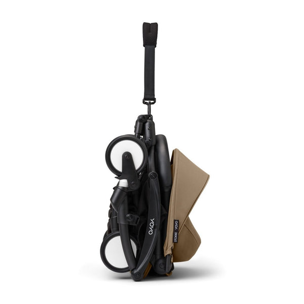 Carrinho Stokke YOYO³ compacto e ultraleve ideal para viagens e cabine de avião estrutura preta cor toffee