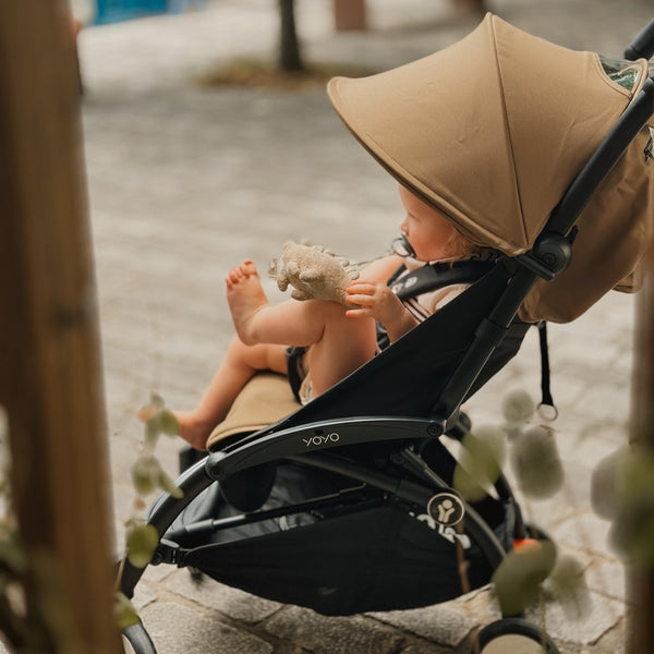 Carrinho Stokke YOYO³ compacto e ultraleve ideal para viagens e cabine de avião estrutura preta cor toffee