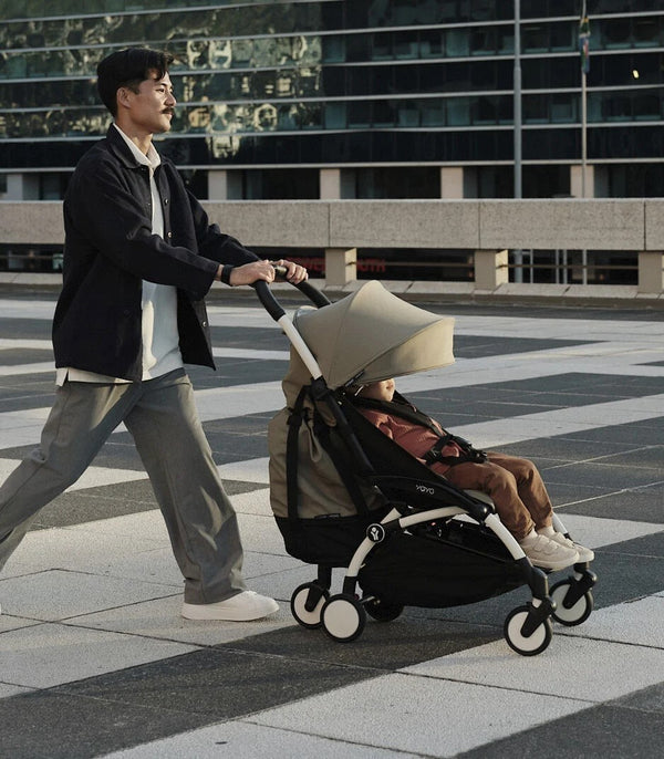 STOKKE YOYO³, carrinho de bebé ultracompacto de 6,2 kg, compatível com cabine de avião, com suspensão nas quatro rodas, tecido Mesh respirável, capota UPF 50+, arnês de 5 pontos e compatibilidade com cadeiras auto BeSafe desde os 6 meses até aos 22 kg.