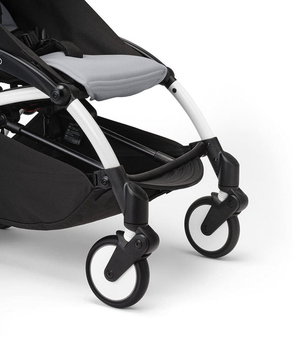 STOKKE YOYO³, carrinho de bebé ultracompacto de 6,2 kg, compatível com cabine de avião, com suspensão nas quatro rodas, tecido Mesh respirável, capota UPF 50+, arnês de 5 pontos e compatibilidade com cadeiras auto BeSafe desde os 6 meses até aos 22 kg.