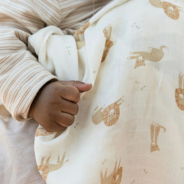 Swaddle Little Dutch 120 × 120 cm em musselina de 100% algodão orgânico, disponível no designn Safari Leo.