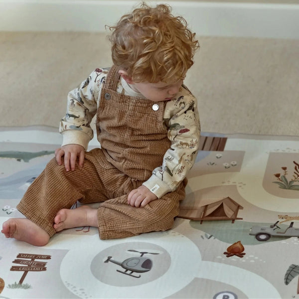 Tapete Pista Safari Little Dutch em poliéster bege com caminhos e ilustrações para brincar com veículos e criar aventuras imaginativas.