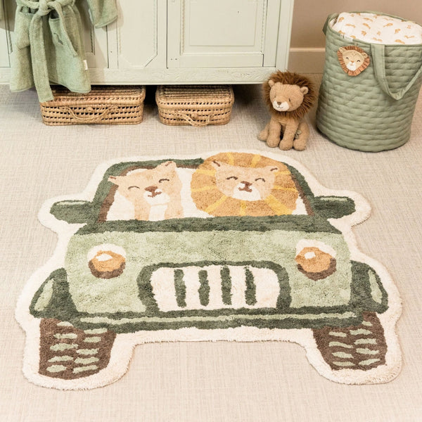 Tapete Safari Jeep infantil em 100% algodão orgânico, com formato de jipe de safari, leões e diferentes texturas para brincar e decorar.