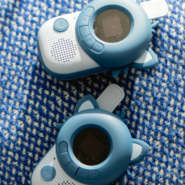 Walkie Talkie Zoo para crianças com ecrã digital, lanterna integrada e alcance até 3 km para aventuras ao ar livre racoon