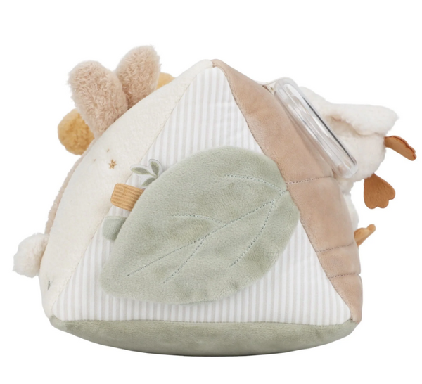Triângulo de Atividades macio para bebé desde o nascimento, com estímulos visuais, táteis e sonoros para as primeiras brincadeiras. Newborn Naturals