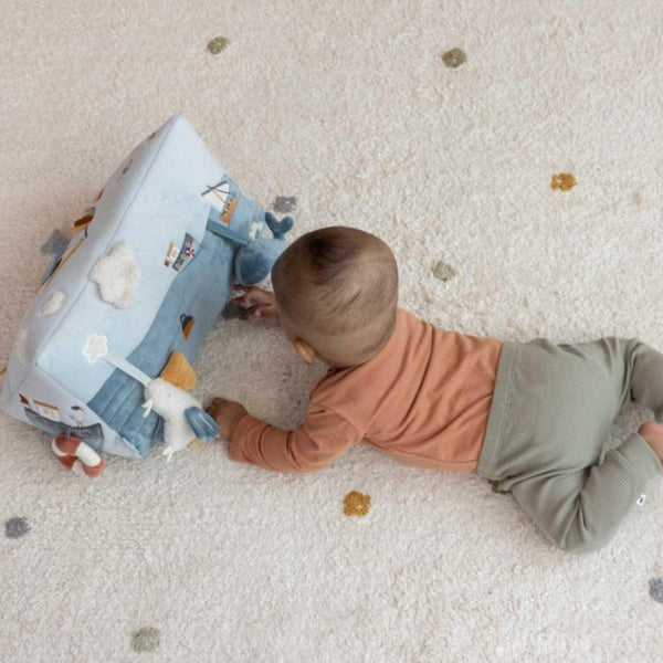 Triângulo de Atividades macio para bebé desde o nascimento, com estímulos visuais, táteis e sonoros para as primeiras brincadeiras. Sailors Bay