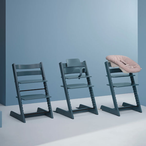 Cadeira Tripp Trapp® com Baby Set² e Newborn Set da Stokke®, solução evolutiva desde o nascimento que acompanha o crescimento da criança até à infância. Fjord Blue
