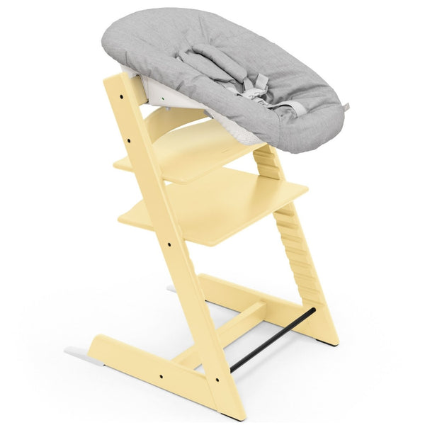 Cadeira Tripp Trapp® com Baby Set² e Newborn Set da Stokke®, solução evolutiva desde o nascimento que acompanha o crescimento da criança até à infância. Lemon Yellow