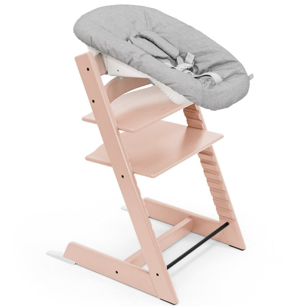 Cadeira Tripp Trapp® com Baby Set² e Newborn Set da Stokke®, solução evolutiva desde o nascimento que acompanha o crescimento da criança até à infância. Serene Pink