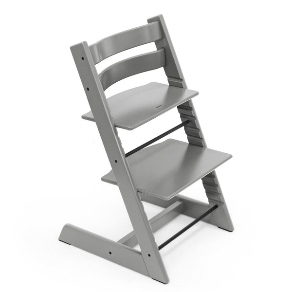 Cadeira Tripp Trapp® com Baby Set² e Newborn Set da Stokke®, solução evolutiva desde o nascimento que acompanha o crescimento da criança até à infância. Storme Grey