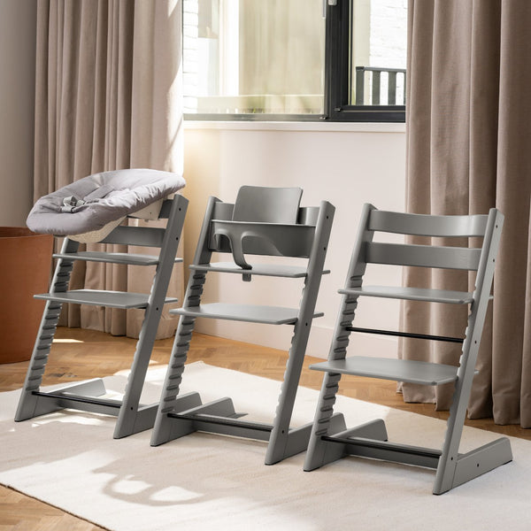 Cadeira Tripp Trapp® com Baby Set² e Newborn Set da Stokke®, solução evolutiva desde o nascimento que acompanha o crescimento da criança até à infância. Storme Grey