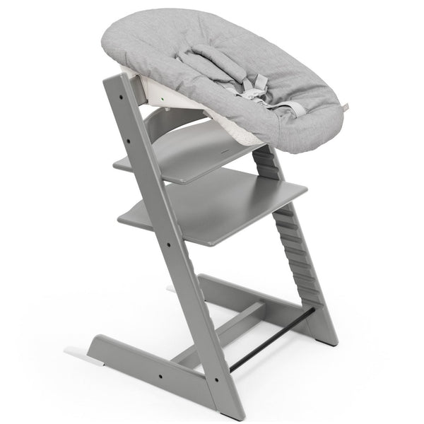 Cadeira Tripp Trapp® com Baby Set² e Newborn Set da Stokke®, solução evolutiva desde o nascimento que acompanha o crescimento da criança até à infância. Storme Grey