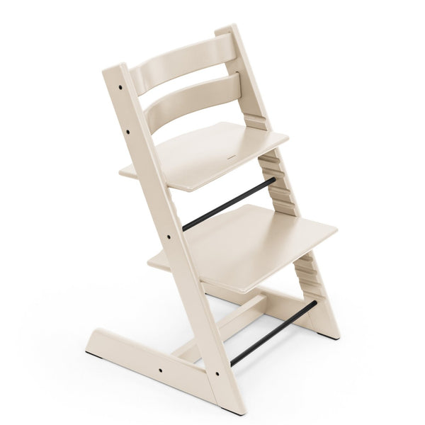 Cadeira Tripp Trapp® com Baby Set² e Newborn Set da Stokke®, solução evolutiva desde o nascimento que acompanha o crescimento da criança até à infância. Vanilla White