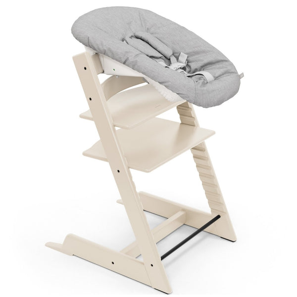 Cadeira Tripp Trapp® com Baby Set² e Newborn Set da Stokke®, solução evolutiva desde o nascimento que acompanha o crescimento da criança até à infância. Vanilla White