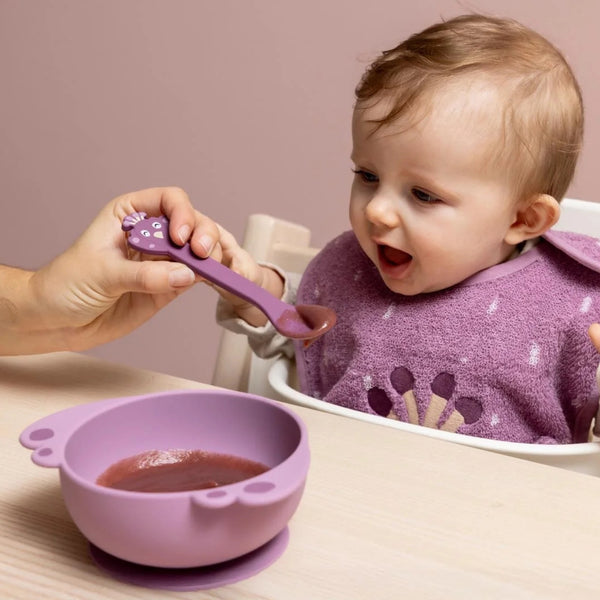 Tigela infantil em 100% silicone com base de ventosa, resistente a quedas e pensada para promover maior autonomia durante as refeições.
Mrs Peacock