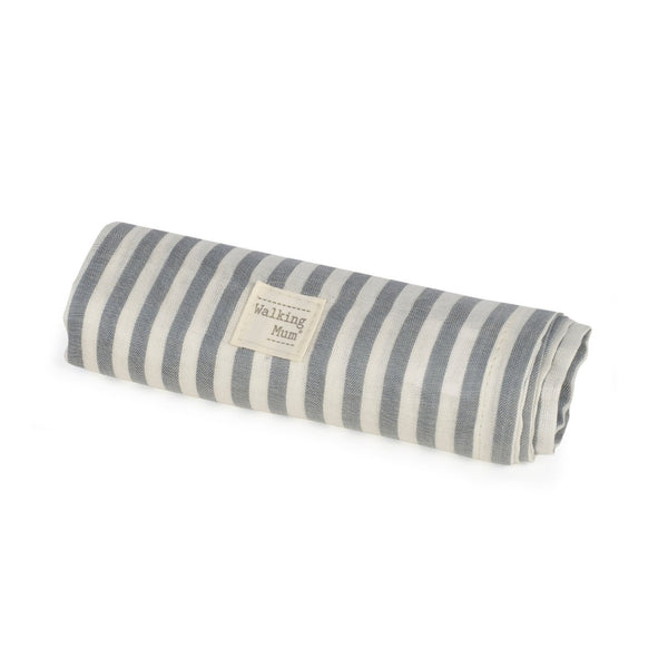 Musselina Praliné Stripes Walking Mum 120x120 cm em bambu e algodão, macia, respirável e ideal para envolver o bebé, passeios e amamentação. Verde.