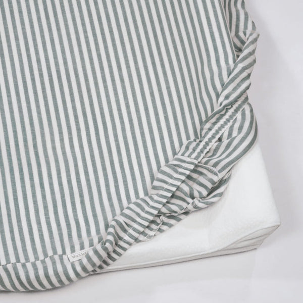 Colchão Muda Fraldas Praliné Stripes Walking Mum com espuma viscoelástica, capa impermeável, base antiderrapante e muda-fraldas adicional, ideal para mudar o bebé com conforto e segurança. Verde