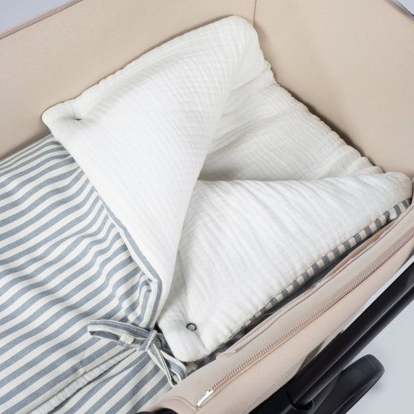 Ninho/Manta Praliné Stripes Walking Mum TOG 2.5 com interior em algodão muselina, ideal para alcofa e utilização como manta de berço desde o nascimento. Verde.