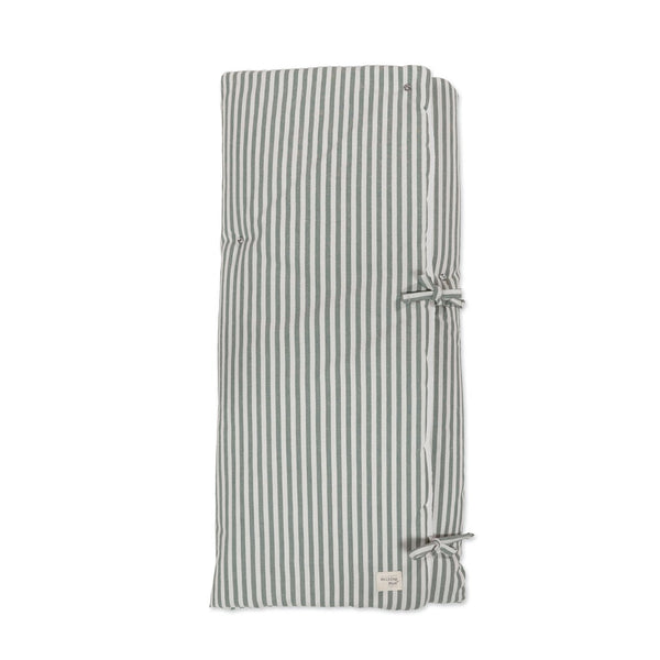 Ninho/Manta Praliné Stripes Walking Mum TOG 2.5 com interior em algodão muselina, ideal para alcofa e utilização como manta de berço desde o nascimento. Verde.