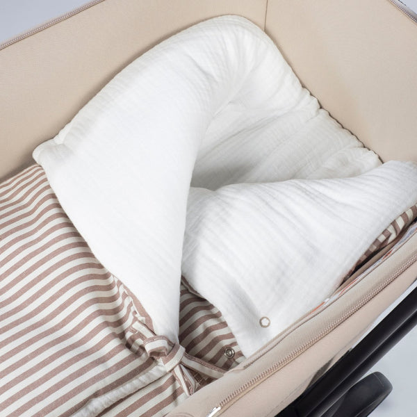 Ninho/Manta Praliné Stripes Walking Mum TOG 2.5 com interior em algodão muselina, ideal para alcofa e utilização como manta de berço desde o nascimento. Vermelho.