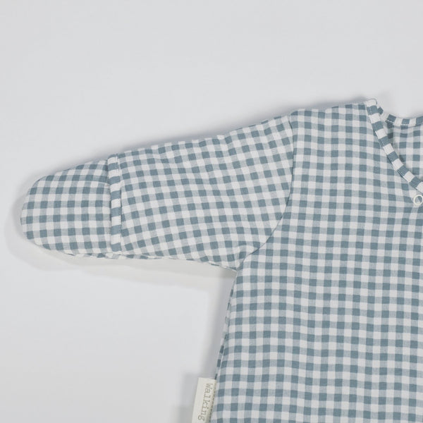 Saco de Dormir de Inverno Praliné Walking Mum em 100% algodão TOG 2.5 com mangas, ideal para manter o bebé quente, confortável e seguro durante as noites frias. Verde.