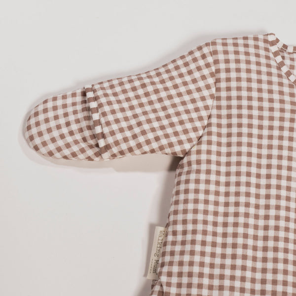 Saco de Dormir de Inverno Praliné Walking Mum em 100% algodão TOG 2.5 com mangas, ideal para manter o bebé quente, confortável e seguro durante as noites frias. Vermelho.