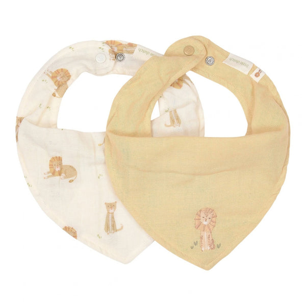 Conjunto de 2 Babetes Bandana Little Dutch em 100% algodão orgânico, disponível nos designs Safari Leo amarelo.